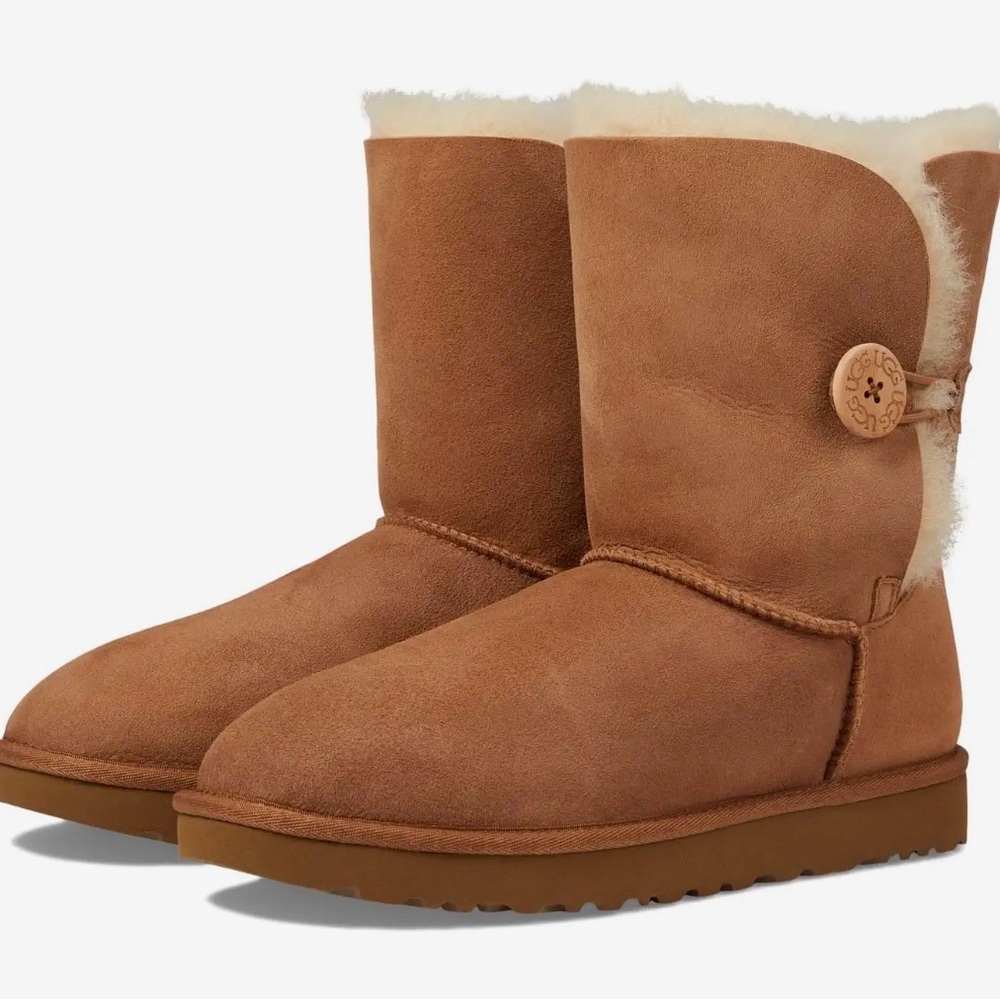 UGG Bailey Button II size 6